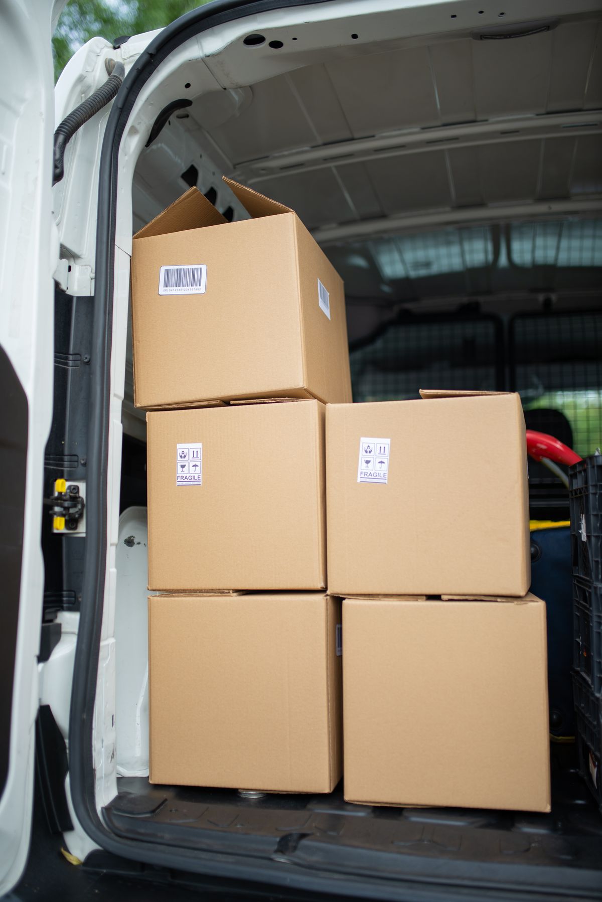 集荷前の配送車内に積まれた段ボール箱