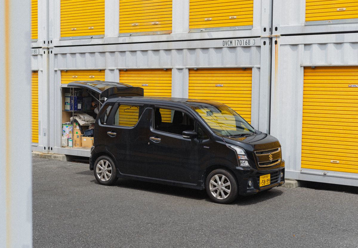 コンテナ型トランクルームの前に停まった乗用車